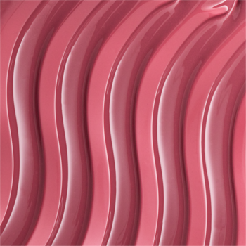 Zbliżenie: różowa, lśniąca tekstura balsamu Catrice Peptide Bliss BlissGlossy Lip Balm 020 Blissberry, faliste pasma.