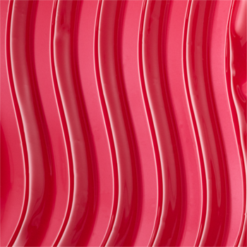 Zbliżenie na lśniące, faliste linie w odcieniach różu, odzwierciedlające efekt Catrice Peptide Bliss Glossy Lip Balm.