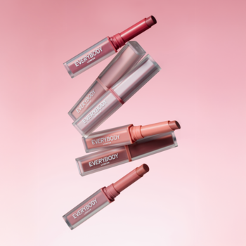 Wiele pomadek Everybody London Velvet Matte w odcieniach różu i beżu, unoszących się na gradientowym różowym tle.