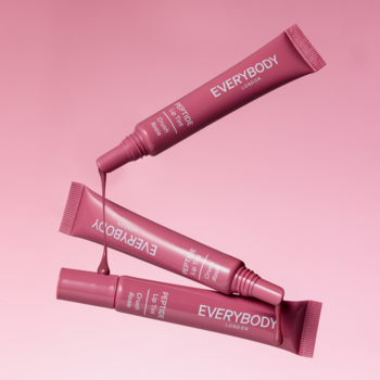 Trzy różowe tubki peptydowego tintu Everybody London Crush Rosie, z których wylewa się różany płyn.