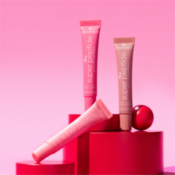 essence the super peptide glossy lip treatment w tubkach, odcienie różu i śliwki, na różowym tle z geometrycznymi elementami.