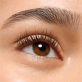 Zbliżenie na brązowe oko z długimi, ciemnymi rzęsami i naturalną brwią, widoczne jasne powieki.