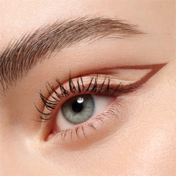 Zbliżenie na oko z podwójną, precyzyjnie wykonaną brązową kreską eyelinerem, podkreślającą powiekę.