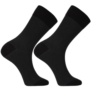 Czarne, długie skarpety męskie. Widok boczny pary z prążkowanym splotem na stopie i gładką cholewką.