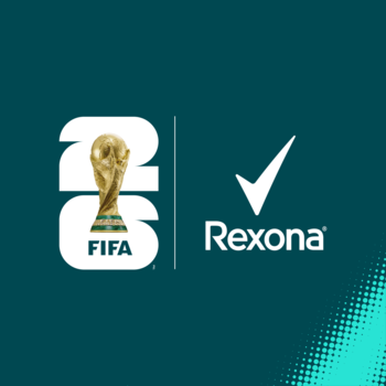 Graficzne logo partnerskie FIFA World Cup 2026 i Rexona na ciemnozielonym tle.