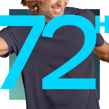 Zbliżenie uśmiechniętego mężczyzny w ciemnej koszulce z dużym niebieskim "72", symbolizującym 72h ochrony Rexona.