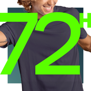 Duży, jaskrawozielony napis '72H' na tle uśmiechniętego mężczyzny w ciemnej koszulce. Podkreśla 72h ochronę dezodorantu Active Fresh.