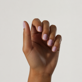 Dłoń z paznokciami pomalowanymi lakierem COOLNAILS Lilac Luck Active Pen, z liliowym, półtransparentnym efektem glow.