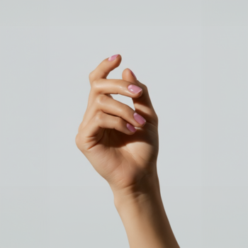 Zbliżenie na dłoń z paznokciami pokrytymi lakierem COOLNAILS Pink Jelly Active, transparentny róż, efekt żelu i blasku.