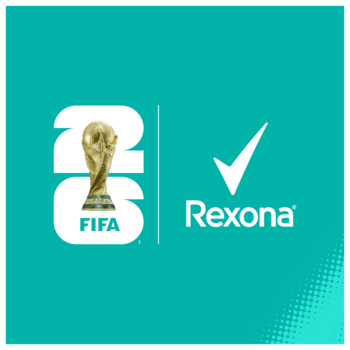 Logo partnerskie Rexona i FIFA World Cup 2026 na turkusowym tle. Białe napisy i złote trofeum.