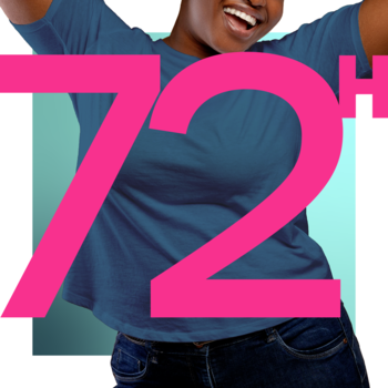 Uśmiechnięta kobieta za różową cyfrą 72. Dezodorant Wild Rose 72h ochrony, bez aluminium i alkoholu.