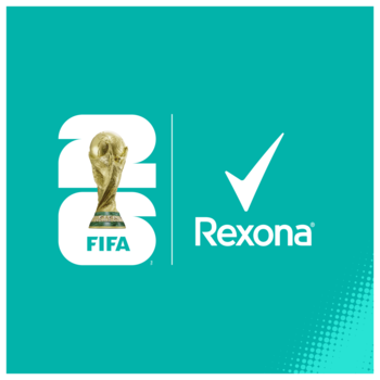 Logo Rexona i FIFA World Cup 2026 ze złotym pucharem na turkusowym tle, widok promocji.