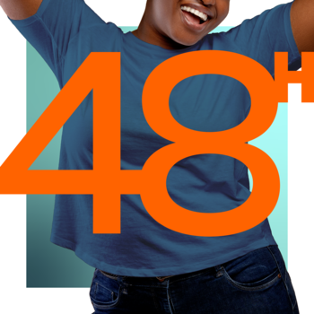 Uśmiechnięta kobieta z podniesionymi rękami, na tle napisu '48', symbolizująca 72h świeżości dezodorantu Fresh Citrus.