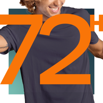 Uśmiechnięty mężczyzna w ciemnym t-shircie, z dużym pomarańczowym 72, symbolizuje 72h ochrony Rexona Men dezodorantu.