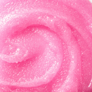 Zbliżenie na różowy, cukrowy peeling Fluff Raspberry Milkshake, gęsta, swirlowana tekstura, zapach malin.