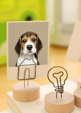 Uchwyt Happy Color na zdjęcia, stojący na krążku, z drucianymi klipsami w kształcie domu i żarówki.