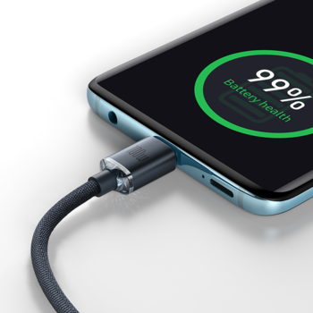 Czarny pleciony kabel USB-C Baseus Crystal Shine 100W podłączony do smartfona, ekran 99% baterii.
