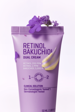 Fioletowa tubka kremu Retinol Bakuchiol Dual Cream z dwukolorową formułą i kwiatami lawendy, widok z przodu.