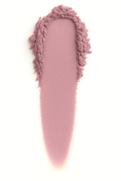 Jedwabisty róż Blush Mini Bloom w pudrowym odcieniu. Drobno zmielony swatch pudru na białym tle.