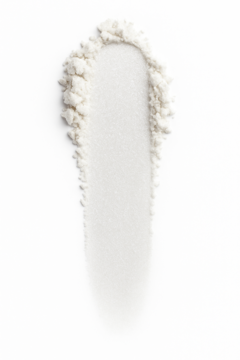 Highlighter Gelly Silver: zbliżenie na pudrową smugę. Srebrny rozświetlacz z chłodnym, mokrym efektem na białym tle.