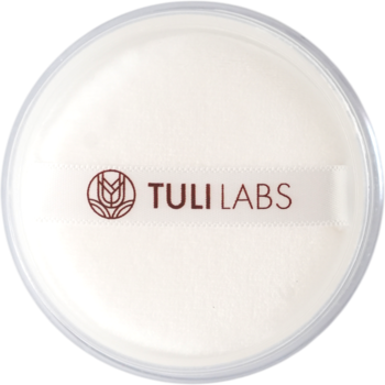 Puder sypki Tuli Labs Light matujący, w okrągłym, przeźroczystym opakowaniu z puszkiem z logo.