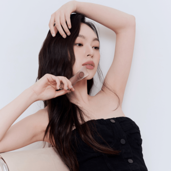 Kobieta trzyma matowy tint do ust Muzigae Mansion Signature, w eleganckim, nude opakowaniu, dla trwałego rozmytego koloru.