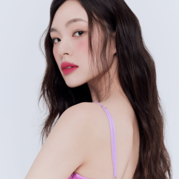 Kobieta z matowym tintem Muzigae Mansion Celeb na ustach, widok z boku, intensywny różowy kolor.