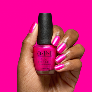 Dłoń trzyma lakier OPI Lollypoppin' Bubblegum, fuksjowy róż z perłowym połyskiem. Pomalowane paznokcie błyszczą.