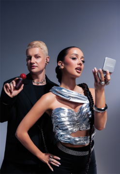 Dwie kobiety prezentujące paletkę Mini Eclipse: elegancki makijaż oczu w chłodnych tonach.