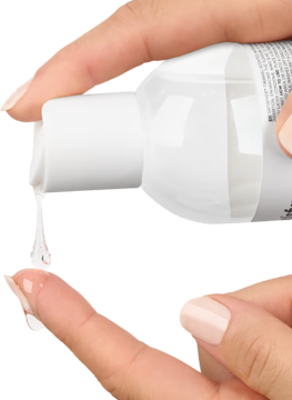 Dłonie wyciskają przezroczysty lubrykant Satisfyer Sparkling Water na bazie wody z białej butelki na palec.