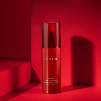 TIRTIR Mask Fit Red Cushion, czerwony spray do twarzy w błyszczącej butelce z pompką na czerwonym tle.