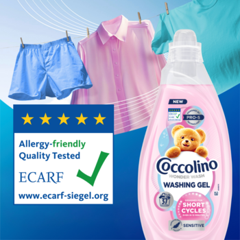 Różowy żel Coccolino Wonder Wash Sensitive 1.48L z misiem, logo ECARF Allergy-friendly, na tle schnących ubrań.