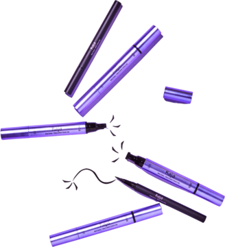 Zestaw Kaja Wink Stamp Long Eyeliner: fioletowe pisaki i czarne stemple do kresek, rozrzucone na tle fioletu.