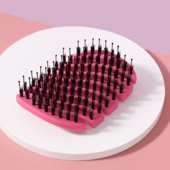 Różowa mini szczotka MILA Pocket Sister Young z naturalnym włosiem dzika i nylonowymi szpilkami, widok z góry.