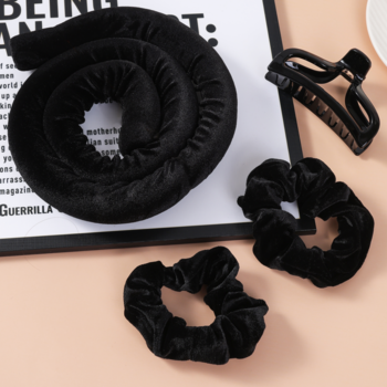 Zestaw LISA Sister Young do kręcenia włosów bez ciepła: czarny aksamitny wałek, dwie scrunchie i spinka, widok z góry.
