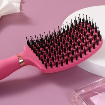 Ovia Sister Young: różowa wentylowana szczotka do włosów z włosiem dzika, widok z góry pod kątem.