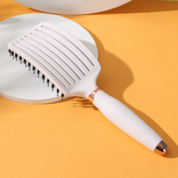 Jasnoróżowa, wentylowana szczotka Ovia Sister Young do włosów, z naturalnym włosiem dzika, na beżowym krążku.