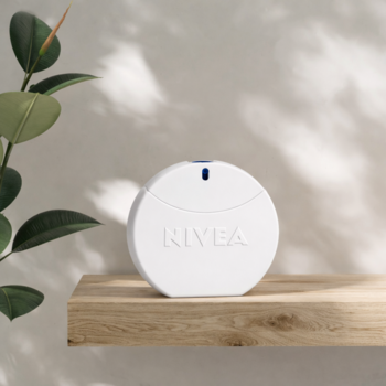 Biała, okrągła butelka wody toaletowej Nivea Creme z wytłoczonym logo, na drewnianej półce.