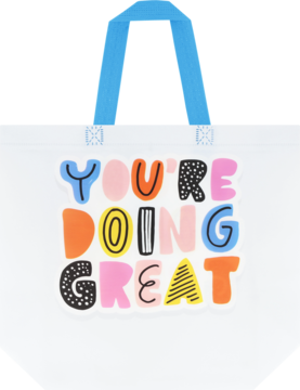 Biała torba na zakupy z niebieskimi uchwytami i napisem "YOU'RE DOING GREAT" w kolorowych, wzorzystych literach.