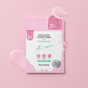 Banobagi Derma Expert 2 Step Mask AC Care na różowym tle. Biała saszetka z różowymi akcentami i numerami 1 i 2.