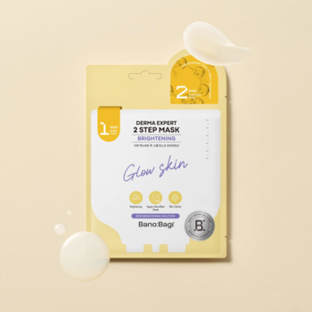 Maska Banobagi Derma Expert 2 Step Brightening Glow Skin, żółto-biała saszetka, widok z przodu z kroplami produktu.