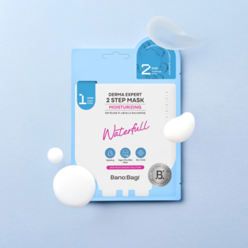 Banobagi Derma Expert 2 Step Mask Waterfull nawilżająca, w biało-niebieskiej saszetce, widok z przodu na błękitnym tle.