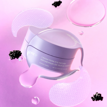 Fioletowe Biodance Caviar PDRN Eye Patches w słoiczku, z dwoma hydrożelowymi płatkami, kawiorem i kroplami płynu na różowym tle.