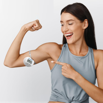 Uśmiechnięta kobieta prezentuje inteligentną miarkę do ciała RENPHO na bicepsie, wskazując na cyfrowy pomiar.
