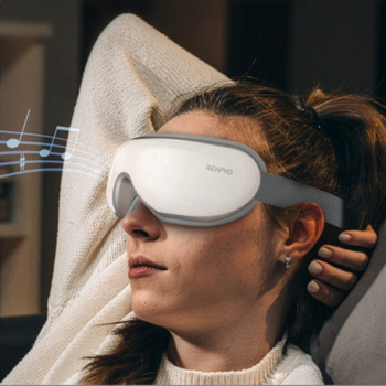 Biały masażer oczu RENPHO Eyeris Smart z nutami muzycznymi, używany przez kobietę dla relaksu.