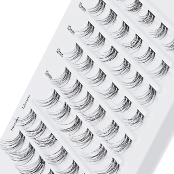 Biała taca z rzędami featherlight czarnych klastrów rzęs KISS FALSCARA Ultra Natural Multipack, widok z góry.