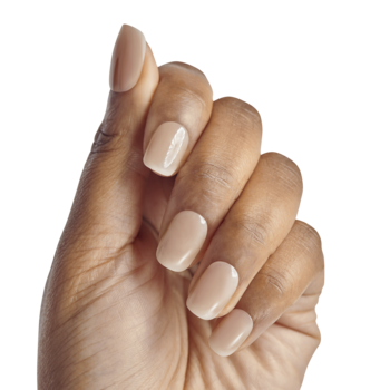 Zbliżenie dłoni z paznokciami KISS Salon Acrylic Nude French „Chic Beats”, beżowe, bezszwowe squoval tipsy.