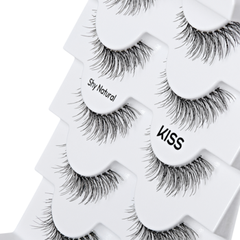 KISS So Natural Shy Natural rzęsy sztuczne w multipacku, pięć par czarnych rzęs na białych tackach, ułożone w stos.