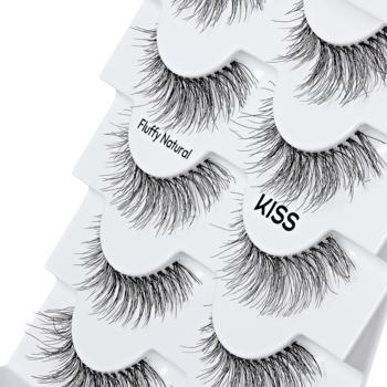 KISS So Natural Fluffy Natural rzęsy, 5 par na białym tle. Ultra-cienkie, półmatowe dla naturalnego wyglądu.