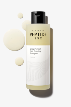 Przezroczysta butelka szamponu COSRX PEPTIDE 132 Ultra Perfect Hair Bonding, z czarnym korkiem, na białym tle z kroplami.